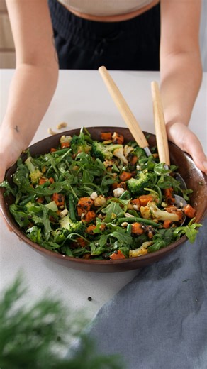 Jennifer Garner's 'Big' Salad is a hearty and nourishing dish inspired by Elaine from Seinfeld. It features roasted sweet potatoes, cauliflower, lentils, and a tangy balsamic-Dijon dressing. Perfect for a healthy and satisfying lunch! Recipe is in the comments 💕 | Plantbaes