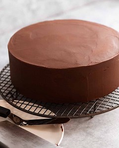 Smooth frosting or ganache finish on cakes