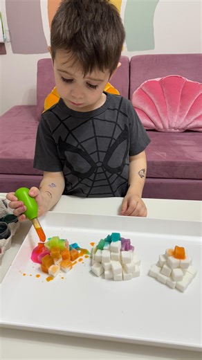 Desiree Blanchard, M.H.K | Sensory + Play + Development on Instagram: "🌈✨Have you ever explored sugar cubes for play?? This activity is a great science activity to learn about absorption and dissolving! You can also stack them and make your creation. My son wanted to make Christmas trees and loved watching the colours mix!🎄 ✨Follow @lovebloomlearn for more easy play ideas! 🧚 To recreate the activity, you need sugar cubes and water with food colouring. Use droppers to colo