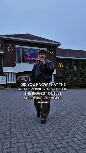 Do you know that the Netherlands has one of the biggest outlet shopping villages? It is the McArthur designer outleft in Roermond! #livinginthenetherlands #nederland🇳🇱 #roermond
