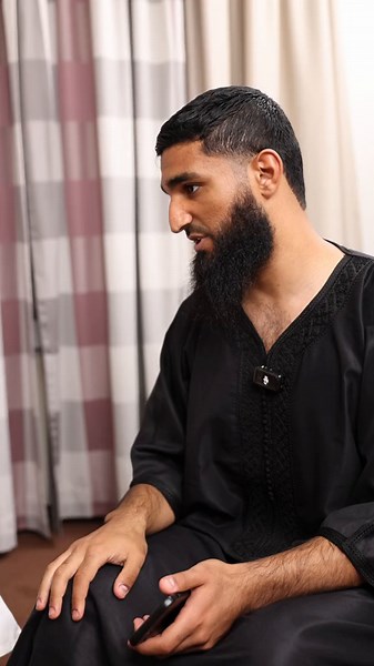Abū Musa (al-Ash`ari) - Allāh habe Wohlgefallen an ihm - sagte: Ich hörte den Gesandten Allāhs - Allāh segne ihn und gebe ihm Heil - sagen: „Wenn einer von euch niest und Allāh lobt (indem er Alhamdu lillah sagt), sollt ihr ihm Yarhamuk Allāh antworten; doch wenn er Allāh nicht lobt (und Alhamdu lillah sagt), braucht ihr nicht zu antworten.” (Überliefert bei Muslim) [Riyāḍu ṣ-Ṣāliḥīn: Hadīṯ-Nr. 880, Buch 6, Kapitel 142] In Zusammenarbeit mit -> @Der Weg zum Erfolg @Trügerischer Genuss & @DawaVer