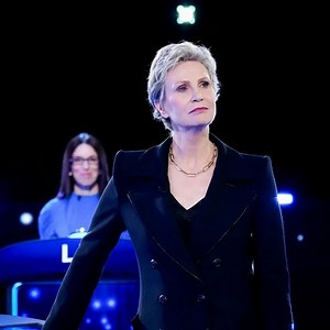 Jane Lynch: the queen of versatility! From 'Glee' to Broadway to game shows, she does it all. But how does she keep things fresh and avoid getting typecast? 🤔 Find out her secrets to success! Catch Jane Lynch hosting Weakest Link on Tuesday nights at 9/8c on NBC and streaming the next day on Peacock. #JaneLynch #Password #Glee #TVNews #entertainmentnews | Hollywood Outbreak