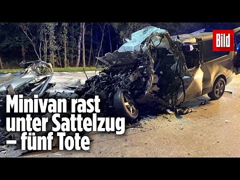 5 Tote bei schwerem Unfall auf A1: Kleinbus rast ungebremst in Lkw