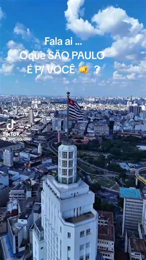 A cidade de São Paulo foi fundada em 25 de janeiro de 1554 por padres jesuítas, incluindo Manuel da Nóbrega e José de Anchieta, com a construção de um colégio no alto de uma colina entre os rios Anhangabaú e Tamanduateí. Originada como uma pequena vila de catequização, a cidade evoluiu de um centro de bandeirantes no século XVII para se tornar o motor econômico do Brasil com a expansão cafeeira no século XIX e a industrialização no século XX, transformando-se na maior metrópole da América do Sul