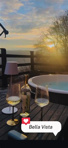 Când relaxarea urcă la un alt nivel… la propriu. Jacuzzi la înălțime, apă caldă, aburi care se ridică în aerul rece și un view care îți taie respirația. 🌄💦 La Bella Vista nu e doar un moment de relaxare, e o experiență pe care o simți cu totul. Orașul la picioarele tale, liniște, luminile care se aprind încet… Tu doar te relaxezi. De restul ne ocupăm noi. 📍 Bella Vista Sighișoara – Best View in Town Te așteptăm să trăiești momentul. #BellaVistaSighisoara #BestViewInTown #JacuzziCuView #RelaxL
