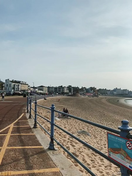 Sunny Day at Morecambe Bay: Beach Life Bliss
