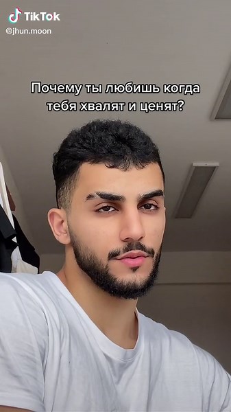 Gesturing Communication in a Minimalist Setting