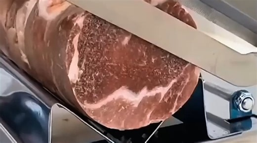 KitchenAid厨师机标配10档变速，一键切换，新手也能轻松打发面糊、搅拌馅料，厨房小白秒变大厨，做饭效率翻倍！