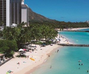After polling and receiving 700 responses from our community of Hawaii travelers, I'm sharing my tried-and-tested budget accommodation picks on Oahu - including the perfect North Shore option! What tips do you have for booking a hotel in Hawaii? From beachfront stays to boutique gems, discover how to save hundreds on your Hawaii vacation without sacrificing comfort or location. Plus, learn the exact booking windows for the best rates! 🎧 Listen now to learn: • 5 affordable hotel recommendations 
