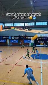 4.6K views · 99 reactions | ✨ Futbol sala en su máxima expresión: un pase largo perfecto, control impecable y un pase filtrado al segundo palo que terminó en un golazo colectivo ⚽. Así se juega en equipo, así se celebra.  #Futsal #GolDeEquipo #JuegoColectivo #PasiónFutsal | Futsal Magic | Facebook
