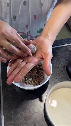 Purple Yam or ‘ratalu’ (in Gujarati) is an incredibly nutritious starchy root vegetable & is rich in antioxidants. This recipe is full of flavours and is a must try!🤍 500gms ratalu/purple yam 150gms potato 3tbsp rajagra aata 2tbsp black salt 4tbspGround peantus Green chilli paste Ginger paste 1tbsp Sesame seeds 2tbsp grated coconut 1tsp sugar 2tsp raisins Chopped corriander Lemon Chop ratalu and potato into small pieces and steam it for about 10-15 minutes until cooked. For filling: In a bowl a