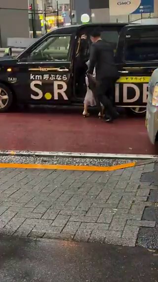 【衝撃】渋谷の路上で強引にタクシーに押し込まれて連れていかれる女性が見つかる警察に見せたが、警察は事件性なしと判断した模様。タクシーの運転手普通に乗せてて草。#渋谷 #タクシー