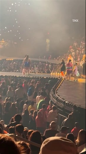 Katy Perry halts show after young fan collapses on stage | The US Sun