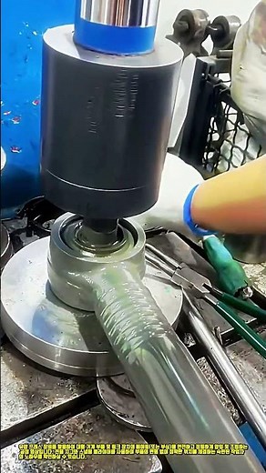 기계 부품 부싱 조립 및 스냅링 체결 작업 #worker #process #assembly #engineering #factory