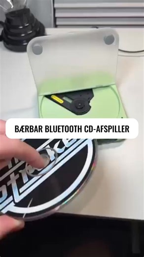 📀 Savner du den ægte CD-oplevelse – men vil du samtidig have moderne frihed og stil? Med vores Smart CD-afspiller får du: ✅ Hi-fi lydkvalitet med klar diskant og dyb bas ✅ Let og bærbar (kun 280 g) – tag den med i tasken eller brug den i bilen ✅ Trådløs Bluetooth 5.3 3,5 mm stik – fleksibilitet til enhver lytte-situation ✅ Kompatibel med CD/CD-R/CD-RW/MP3 – dine gamle albums bliver genoplivet ✅ Indbygget genopladeligt batteri (2000 mAh) – op til 6 timers spilletid 🎁 Gør musikken levende igen –