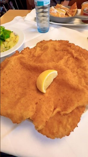 BEST Wiener Schnitzel in the World? 😋🥩🇦🇹 Most famous Schnitzel at Figlmüller in Vienna!