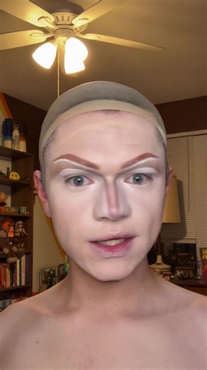 I’m kind of obsessed with cutting my crease like this