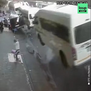Incroyable image d'une rue qui explose et se soulève. Le mystère est toujours entier, même si on se doute bien qu'une fuite de gaz en est à l'origine ! | Loopsider