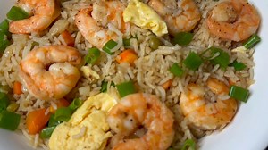 2.5K views | How To Make Shrimp Fried Rice Ingredients: 1/2 kilo Shrimp Salt to taste Ground black pepper Oil 8 cloves Garlic 4 beaten eggs 4 tbsp. Light soy sauce 4 tbsp Oyster sauce 2 tsp. Sesame oil White onion Carrots Green peas 6 cup cooked rice Chopped Spring Onions https://www.facebook.com/share/v/CXcjbtmVxioUrzoD/?mibextid=WC7FNe #friedrice #rice #shrimp #shrimprecipe #seafoodrecipe #shrimpfriedrice | Sabrosong Pinoy | Facebook