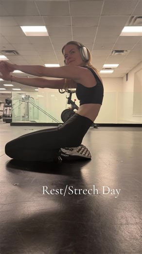 REST DAY ≠ DO NOTHING 🤍 Stretching mobility is part of training — especially if you want a long, lean, functional body. Active recovery days help improve flexibility, posture, circulation, and muscle definition while reducing inflammation and soreness. ✨ Save this for your next rest day ✨ Stretch slowly, breathe deeply, and let your muscles actually relax #restday #recovery #streching #fitness #health