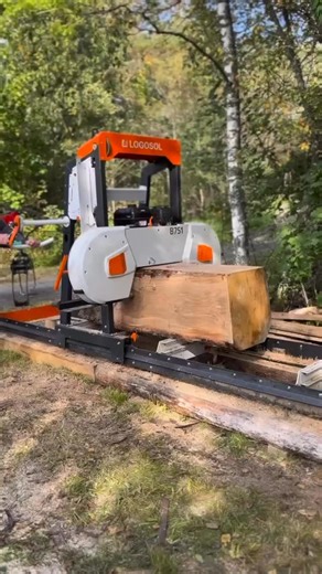 Maximizing logs for the Logosol B751 band sawmill - a wish on todays course. Of course we fixed that :) #logosol #bandsawmill #portablesawmills #sawmill #sågverk #slab @logosol_portable_sawmills | Project of the day