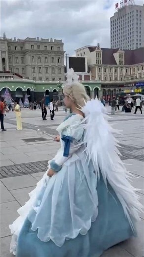 ドレス着て街広場で撮影・哈爾浜市