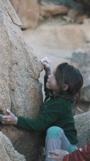Kirsty Pardede on Instagram: "We’ve been taking a few days of from routes to do some wild bouldering in the desert 🇲🇦 and Eia comes bounding back to us, buzzing that she’s found a new line she wants to climb ☺️ She called it “Dragon’s Back.” Squished in between another large boulder at its back, it starts on a slight overhang, then moves up the crack on the left and up the “dragons back” ridge feature on the right. At 6 years old and 4 foot tall, give or take, she found it powerful to get her 