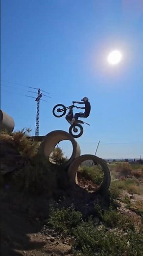 重力を無視した!? トライアルバイクの超絶テクニック