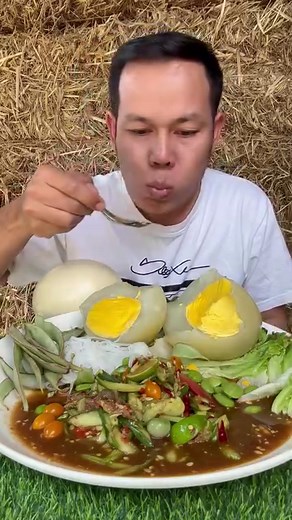 ไข่ยักษ์ตำแตงแซ่บๆ #ฮ่องป่ง #แซ่บของแท้ #คลิปสั้น | ฮ่องป่ง แซ่บของแท้