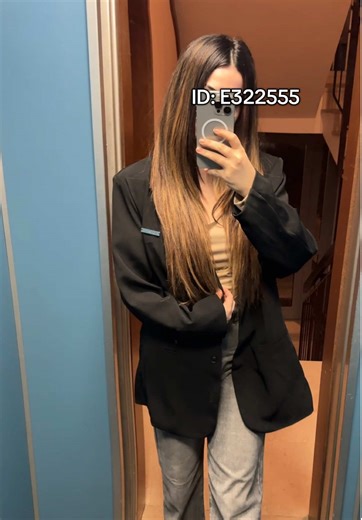 Provo un blazer nero SHEIN con una vestibilità semplice e linee pulite. È un capo facile da inserire in diversi outfit: lavoro, casual o più elegante. Un classico blazer nero da avere nell’armadio per creare look versatili ogni giorno. #tryon #sheinhaul #blackblazer #ootd #creatorsearchinsights