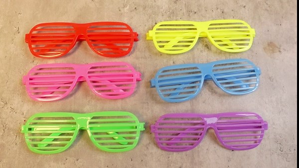 Tradder 72 Pcs Inflatable Rock Star Toy Set Inflatable Guitar Bass Saxophone Bass Keyboard Props Shutter Shading Glasses Drum Air Pump Balloon for Boys Girls Carnival Disco Rock And Roll 80s 90s Party