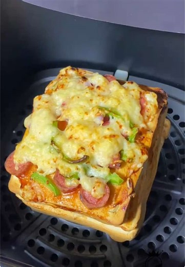 This bread pizza 🍕 is definitely a must try!!! You will love it!! 😍 #fypシ #viral #viralvideo #foryou #foryoupage #foodie #foodtiktok