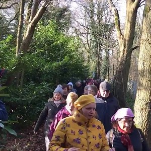 Over 1,000 rebels walking in peaceful protest against HS2 this morning... 🌳 #ReThinkHS2 ✏️ standforthetrees.org | Chris Packham