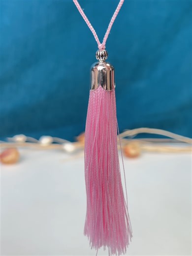 Comment faire un joli nœud sur un pompon facilement