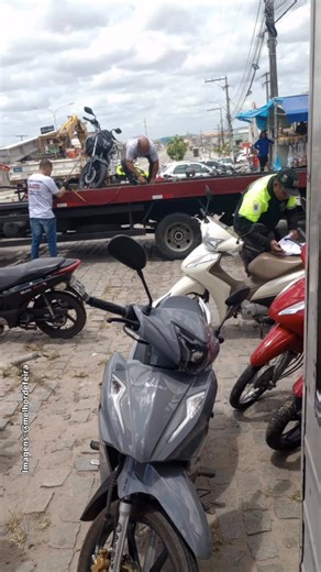Melhor de Feira on Instagram: "FUNCIONÁRIOS DA TEL SÃO SURPREENDIDOS POR GUINCHOS E MULTAS POR FALTA DE ESTACIONAMENTO Operadores de telemarketing da empresa Tel viveram momentos de tensos na manhã desta quinta-feira (5), em Feira de Santana, após a atuação da Superintendência Municipal de Trânsito (SMTT) nas imediações da empresa. Sem estacionamento disponibilizado pela Tel, muitos funcionários que utilizam motocicletas próprias para chegar ao trabalho não encontraram vagas suficientes, princip