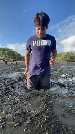 What to do if your friend gets stuck in QUICKSAND! 👀#shorts