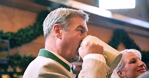 Söder singt Wiesn-Hit: Claudia Obert stichelt daraufhin im Netz