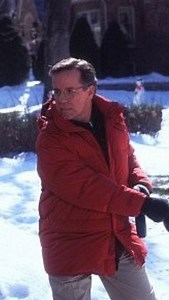 Arnold throws so much shade in this one ⛓️ Phil Hartman and Arnold Schwarzenegger in “Jingle All The Way” (1996), directed by Brian Levant. #jinglealltheway #arnoldschwarzenegger #philhartman #snobmedia #christmas #holiday #movie #chains | Snob Media
