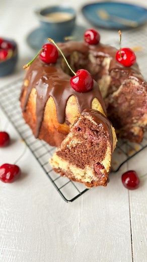 Marmorkuchen mit Kirschen: der Klassiker geht doch immer! 😍 Heute habe ich für euch das Rezept für einen super saftigen Marmorkuchen, der durch Sauerkirschen im Teig noch ein Stückchen leckerer wird 🤤 Mit oder ohne Kirschen? Was sagt ihr? 💬 🔸 Zutaten (22er Gugelhupfform): 200g Zucker 175g weiche Butter 1 Prise Salz 1 Pck Vanillezucker 4 Eier 225g Weizenmehl Typ 405 2 TL Backpulver 100ml Milch 2 EL 15g Kakaopulver 200g Sauerkirschen aus dem Glas 150g Zartbitterschokolade 🔸 Zubereitung: Ofen 