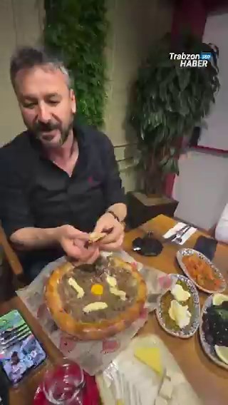 🔥 Karabüklü başkandan Trabzon’da adaylık sinyali.Karabük Eskipazar Belediye Başkanı Serkan Cıva, Trabzon Büyükşehir Belediye Başkanı Ahmet Metin Genç’in davetlisi olarak Trabzon’a gelmişti. Ziyareti sırasında şehri gezen Başkan Cıva’ya vatandaşlar yoğun ilgi gösterdi.Kentte hizmet veren meşhur bir pidecide ağırlanan Başkan Cıva, gördüğü ilgiye esprili bir dille karşılık verdi. “Bana çok iyi bakıyorsunuz. Gelip burada aday olacağım. Var mı alamadığınız bir ilçe? Küçük bir ilçeniz yok mu, aday ol