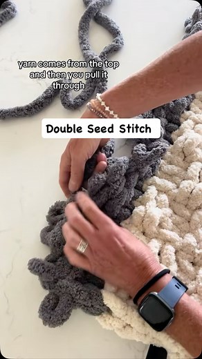Helle on Instagram: "Here is the DOUBLE SEED STITCH TUTORIAL. It’s hard to fit a longer tutorial due to the limited time but PLEASE let me know if you need further details on this GORGEOUS pattern #chunkyknit #doubleseedstitch #chunkyknitblankets #fingerknitting #helleschunkyknitblankets #chunkyknitblanket #tutorial"