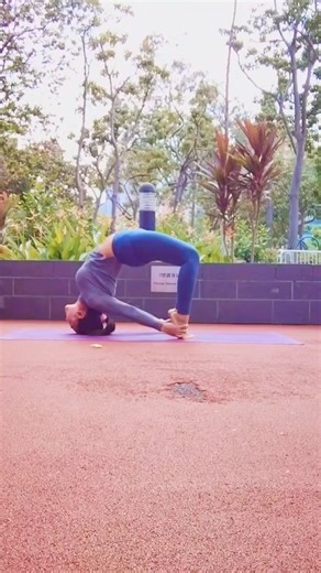 Bridge pose variation #yoga #yogastretch #yogainspiration #yogashorts #shortfeeds #ytshorts