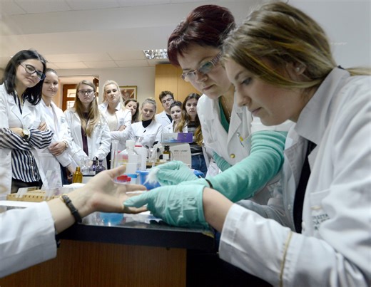 Noi cursuri de pregătire gratuită la chimie organică și anatomie, pentru concursul de admitere la Medicină