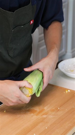5.4K views · 106 reactions | Don’t peel corn like a banana. This method is 10x more efficient. Your hands will thank me  #corn #cookingtips #foodeducation #culinaryschool #fallvibes | Shaunson Explains | Facebook