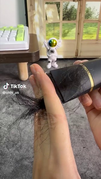 Waterproof Body Trimmer for Men: Quick Grooming for Pool Season