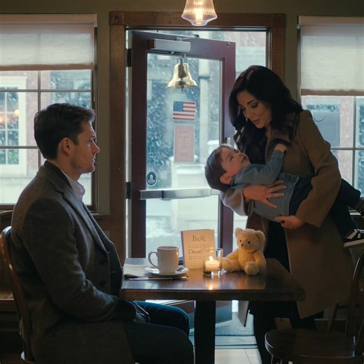 Blind Date on Christmas Eve—The Poor Single Mom Arrived Late, but the CEO Waited Anyway… 👉 FULL STORY: https://newtruth24h.com/1xspru Snow fell in quiet spirals outside the little restaurant, turning the window glass into a soft mirror of light. Inside: jazz, candles, couples. At the corner table, a man sat alone—charcoal coat, steady hands, untouched hot chocolate, a ticket that said Blind Date for the Holidays. He didn’t check his phone. He didn’t fidget. When the hostess whispered, “Do you w