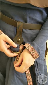 Le porte-jupe est sans contesté l'accessoire le plus pratique et qui change la donne lorsqu'on a une jupe ou une robe! Voici comment on le porte 👗 Skirt holders are undoubtedly the most practical and game-changing accessory for a medieval woman's costume. Here is how you wear it 👗 | Les Artisans d'Azure