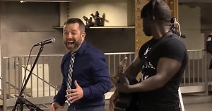 Amateur Attempts to Sing Radiohead’s Creep with NYC Subway Busker He Just Met. This Could Go One of Two Ways [VIDEO]