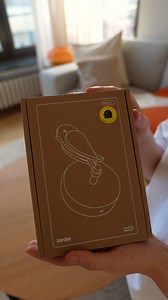 Hvordan kan en 🐤 forbedre din sundhed? Ved at gøre noget usynligt synligt. Indeluft fyldt med CO₂ kan påvirke din søvn, koncentration og velvære – uden at du lægger mærke til det. Birdie® måler CO₂-niveauet i rummet og reagerer, når luften bliver for dårlig. Når fuglen besvimer, er det tid til at åbne vinduet. Ingen skærme. Ingen komplicerede tal. Bare en fugl, der minder dig om at lufte ud. Birdie er flyttet ind hos @julefulspace – og gør det nemt at huske frisk luft i en travl hverdag. 👉 Bru