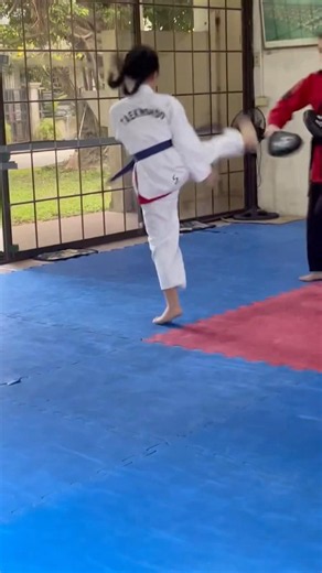 High kick training with the coach #Mikhaila #taekwondo